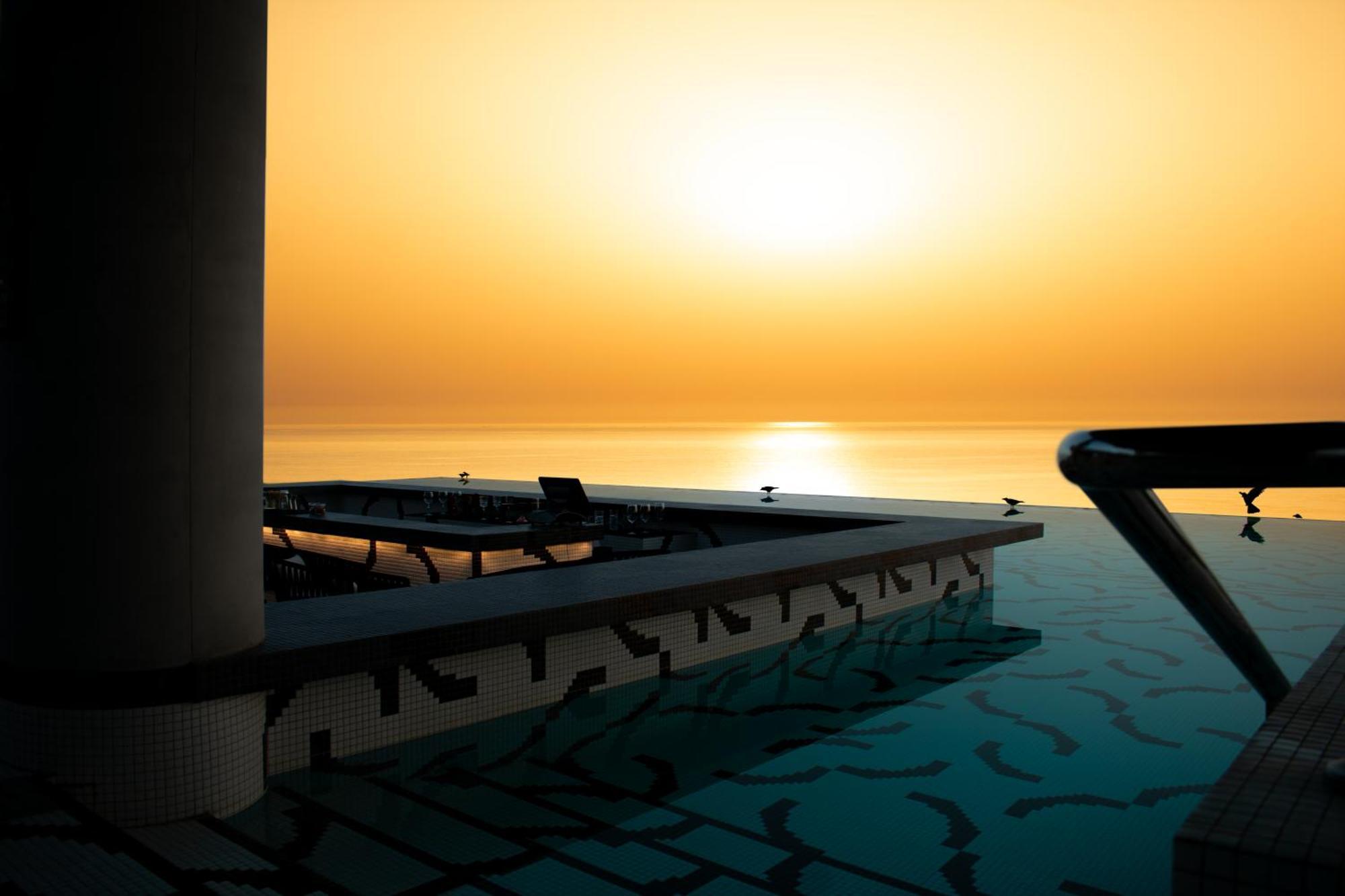 Hotel W Mascate Exterior foto Sunset at the Dead Sea
