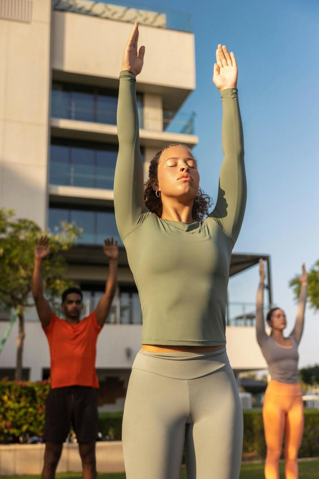 Hotel W Mascate Exterior foto A woman practicing yoga