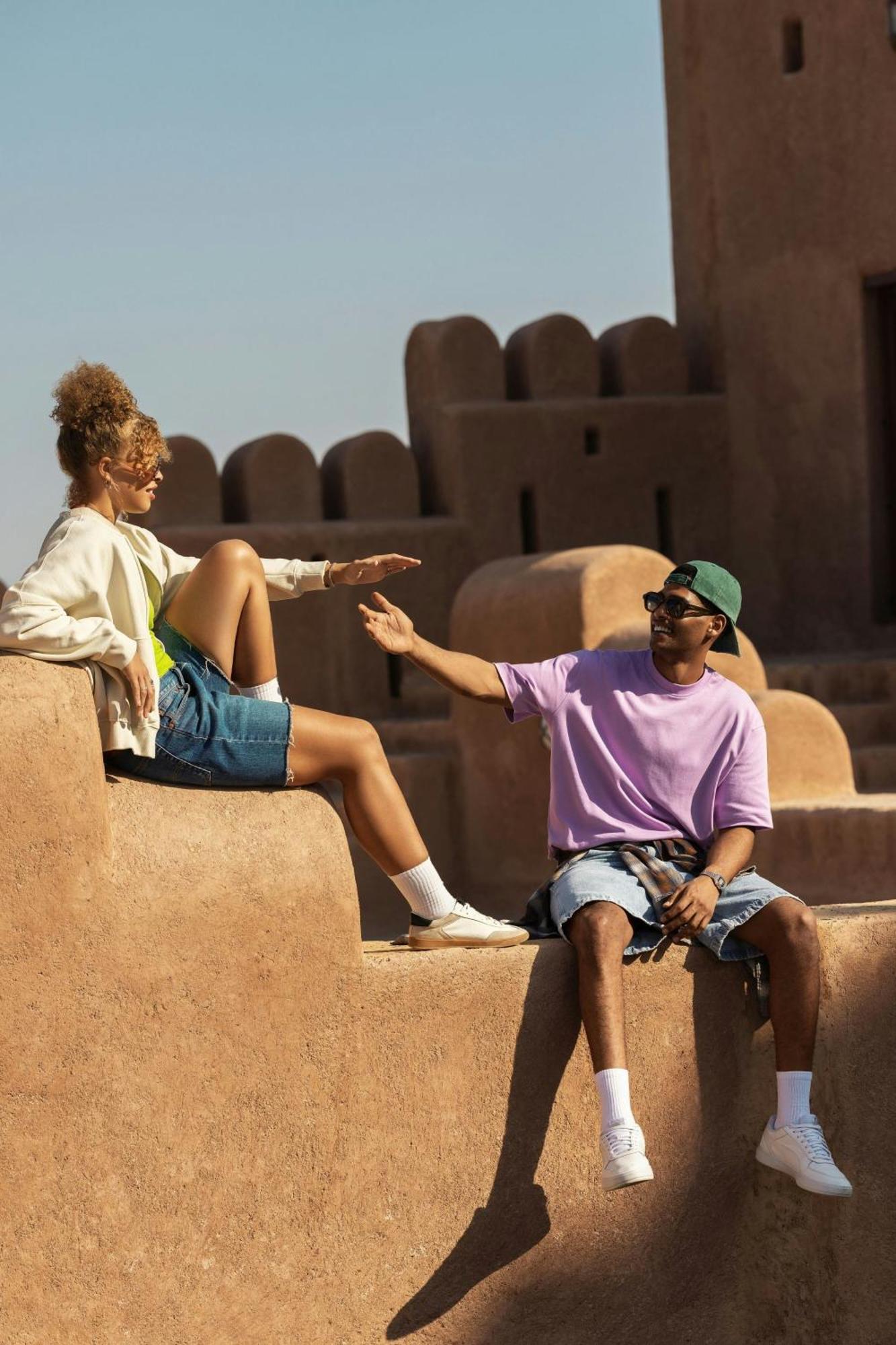 Hotel W Mascate Exterior foto Two people greeting each other with a high five
